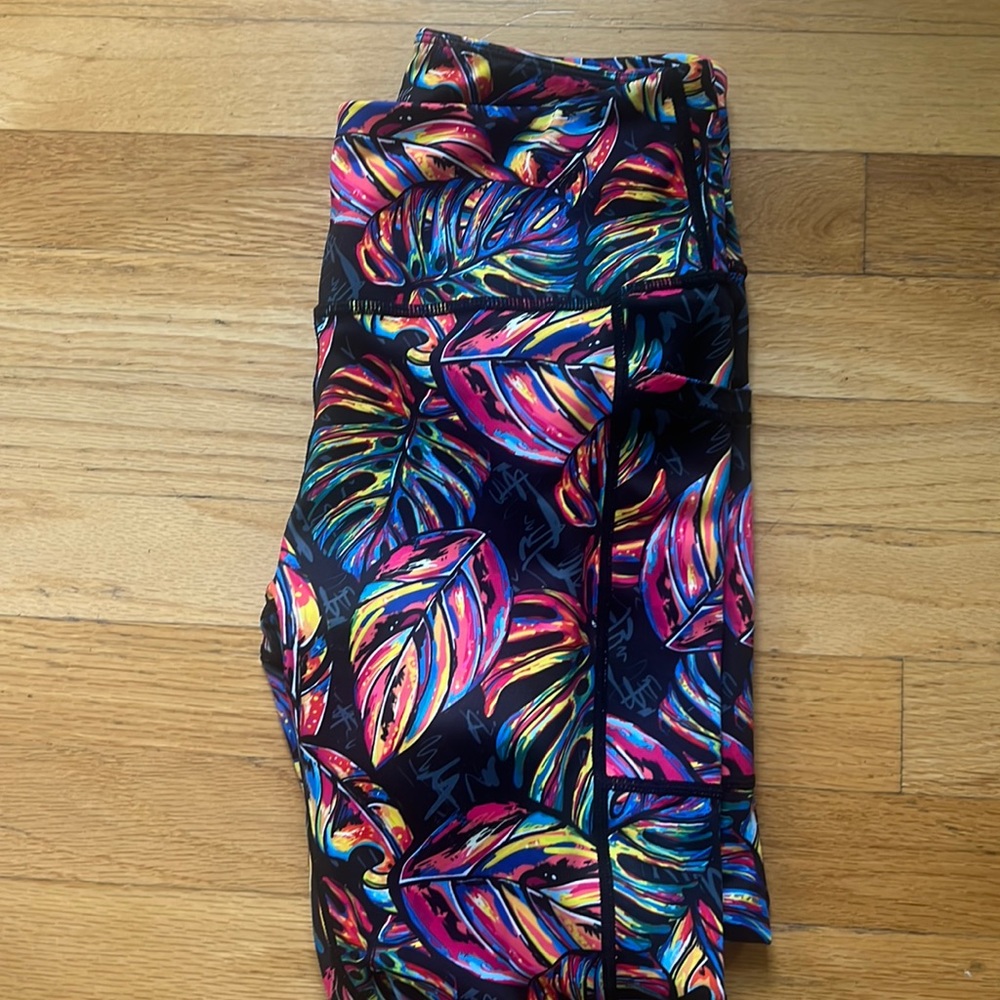 CVG Capri length Tropic Like It’s Hot Leggings small
